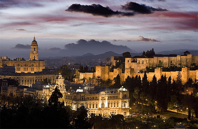 Preciosa imagen del centro histórico de Málaga al anochecer, a la izq. la Catedral y a la dcha. la Alcazaba